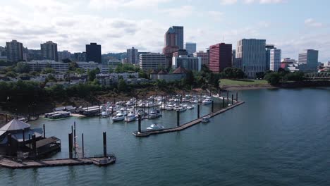 Bootsanlegestelle-Am-Wasser-In-Der-Innenstadt-Von-Portland,-Oregon