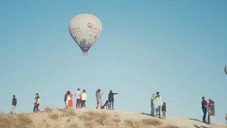 La-Gente-En-La-Colina-De-Los-Amantes-Observa-Los-Globos-Aerostáticos-De-Capadocia-Al-Amanecer