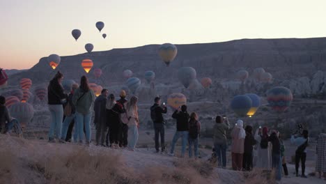 Gente-Viendo-Los-Espectaculares-Globos-Aerostáticos-En-Capadocia