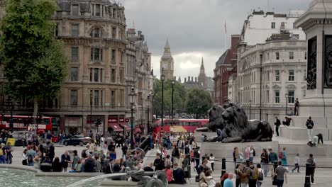 Escena-Ocupada-En-Trafalgar-Square,-Londres-Con-El-Big-Ben-Visible-En-El-Fondo