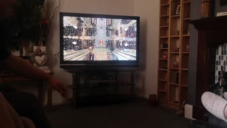 Familia-Viendo-El-Servicio-Funerario-Ceremonial-De-Su-Majestad-La-Reina-Elizabeth-Transmitido-Por-La-Televisión-Británica