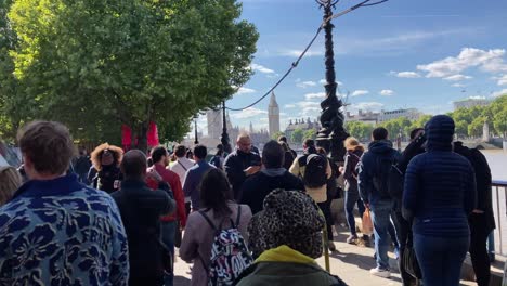 Gente-Haciendo-Cola-Para-La-Reina-Tumbada-En-Estado-En-South-Bank-En-Londres