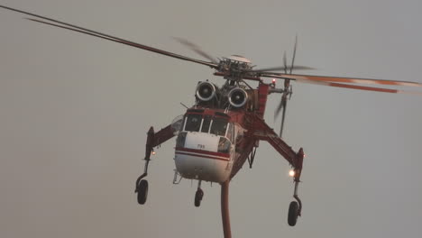 Helicóptero-De-Extinción-De-Incendios-Volando-Durante-El-Incendio-De-Fairview-En-Hemet,-Cal,-Ee.uu.