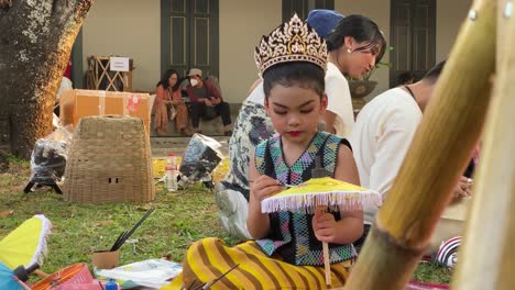 Niños-Aprendiendo-A-Pintar-Sombrillas-De-Papel-En-El-Festival-De-Paraguas-De-Indonesia