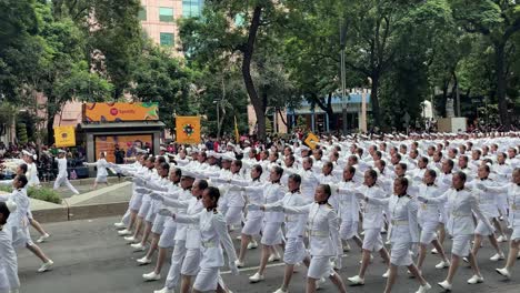 Toma-En-Cámara-Lenta-Del-Pelotón-De-Enfermería-Del-Ejército-Mexicano-Durante-El-Desfile-Militar