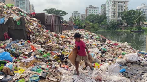 Niño-De-La-Calle-Caminando-Sobre-Basura-Basura-En-Un-Vertedero