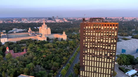 Vista-Aérea-De-La-Plaza-De-Prensa-Gratuita,-Bucarest,-Rumania