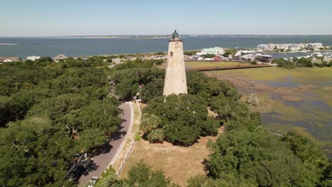 Luftrückzug-Vom-Leuchtturm-Der-Glatzkopfinsel