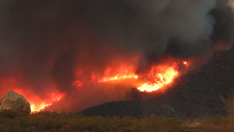 Wütendes-Lauffeuer,-Das-Sich-Nachts-Entlang-Des-Berghangs-Ausbreitet,-Fairview-Fire,-Kalifornien