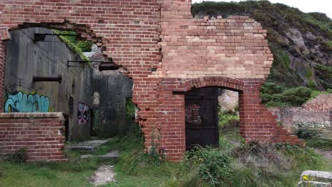 Verlassene,-Vernachlässigte,-Mit-Graffiti-Bedeckte-Porth-Wen-Mauerwerksruinen-Im-Ländlichen-Anglesey