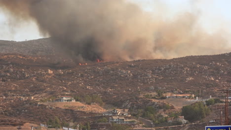 Furioso-Incendio-De-Montaña-Al-Otro-Lado-De-La-Colina-En-Fairview-Fire-California