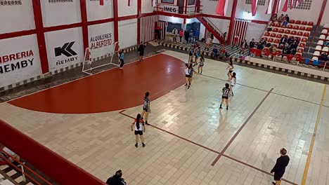 Toma-Fija-Del-Equipo-De-Chicas-Jóvenes-Jugando-Un-Partido-De-Balonmano-En-Una-Hermosa-Cancha,-Paraguay