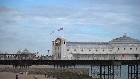 El-Icónico-Muelle-Del-Palacio-De-Brighton-En-Inglaterra-Alberga-Una-Multitud-De-Turistas-Todos-Los-Días