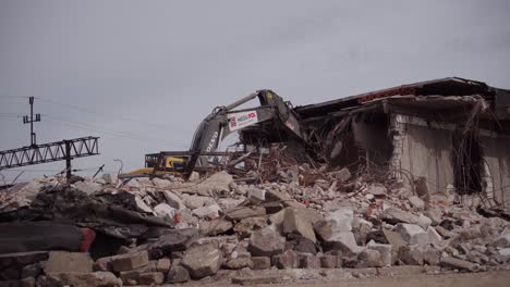 Demolición-De-Un-Edificio-De-Apartamentos-De-Hormigón-Con-Una-Excavadora-Hidráulica