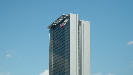 Edificio-Del-Campus-De-Investigación-Y-Desarrollo-De-Lg-Electronics-Seocho-Contra-El-Cielo-Azul-Y-Las-Nubes-En-Movimiento