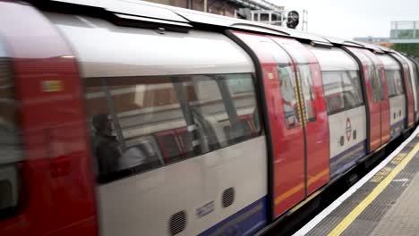 Jubilee-Tren-Llegando-A-La-Estación-De-Metro-De-Finchley-En-Londres