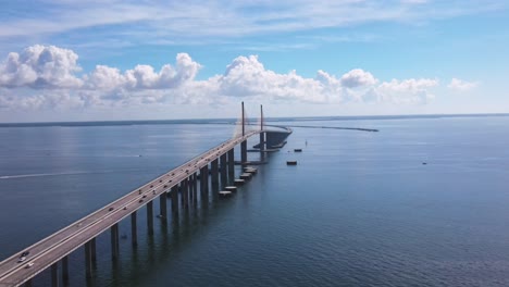 Puente-Del-Cielo-De-Florida-Sobre-El-Agua