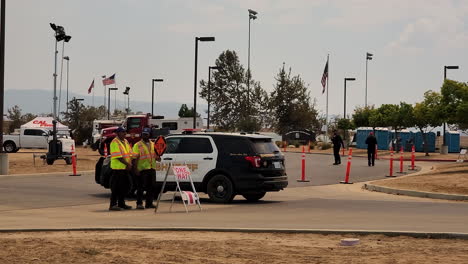 Coche-De-Policía-Del-Sheriff-Tirando-Hacia-Un-Estacionamiento-En-Un-Día-En-El-Desastre-De-Incendios-De-Fireview-En-Hemet,-California,-EE.UU.