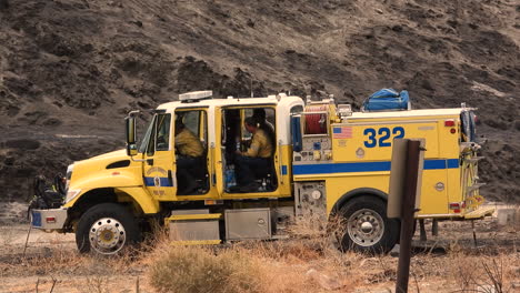 Equipo-De-Bomberos-Del-Departamento-De-Bomberos-De-Cal-Descansando-En-Un-Camión-De-Bomberos-Después-De-La-Batalla-Con-Fairview-Wildfire,-California,-EE.UU.