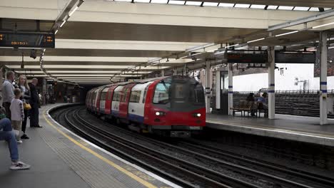 Zug-Der-Jubilee-Line-In-Westlicher-Richtung,-Der-Am-10.-September-2022-Auf-Dem-Bahnsteig-Der-Finchley-Road-Station-Ankommt