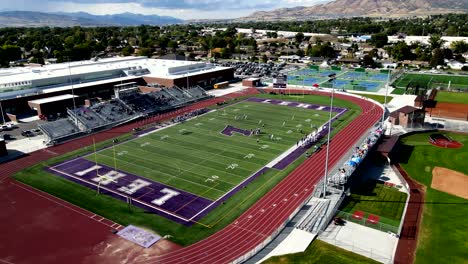 Partido-De-Fútbol-En-La-Escuela-Secundaria-Lehi-En-Utah---Vista-Aérea-En-órbita