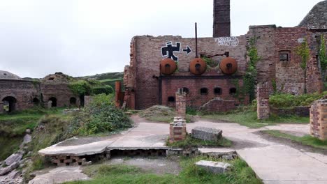 Panorámica-A-Través-De-Porth-Wen-Descuidado-Caldera-De-Ladrillo-Oxidado-Industrial-Y-Ruinas-De-Hornos-En-La-Costa-De-Anglesey