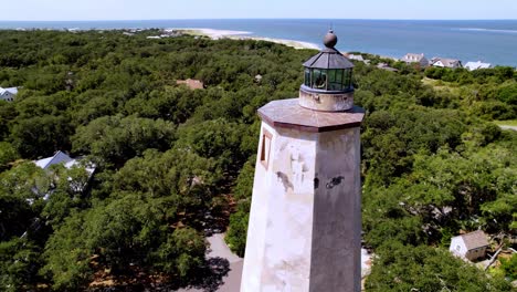 Luftumlaufbahn-Der-Kahlen-Kopfinsel,-Alter-Kahlköpfiger-Leuchtturm