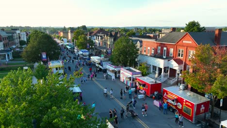 La-Gente-Disfruta-De-Los-Vendedores-De-Puestos-De-Comida-En-La-Feria-Callejera-En-Estados-Unidos