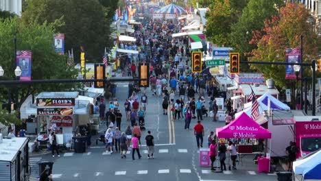 Menschenmassen-Beim-Straßenfest