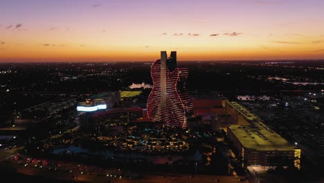 Seminole-Hard-Rock-Hotel-And-Casino-Hollywood,-Atardecer-En-Florida,-Ee.uu.---Vista-Aérea