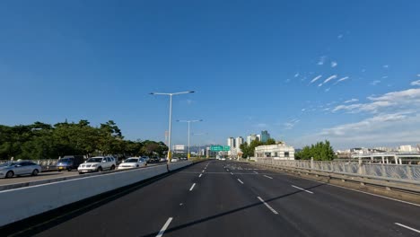 Punto-De-Vista-Del-Conductor-Conduciendo-En-El-Puente-Yanghwa-De-Seúl-En-Un-Día-De-Verano