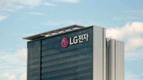 Neigen-Sie-Sich-Zum-Markenlogo-Von-LG-Electronics-Auf-Dem-Seocho-Forschungs--Und-Entwicklungscampusgebäude-Vor-Blauem-Himmel-Mit-Wolken