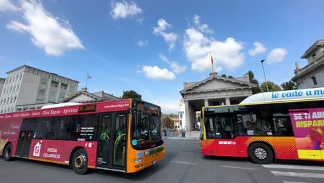 Coches-Y-Autobuses-Circulando-Por-Porta-Nuova-En-La-Ciudad-De-Bérgamo-En-Italia