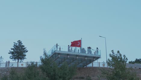 Personas-De-Pie-En-La-Parte-Superior-De-La-Terraza-De-Observación-De-Vidrio-Harput