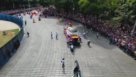 Vista-Aérea-Siguiendo-Un-Camión-Decorado-En-El-Desfile-Del-Día-De-Los-Muertos,-En-La-Soleada-Ciudad-De-México