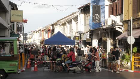 Gente-Turística-Abarrotada-De-Compras-En-Thalang-Road-En-El-Mercado-De-Los-Domingos-Por-La-Noche