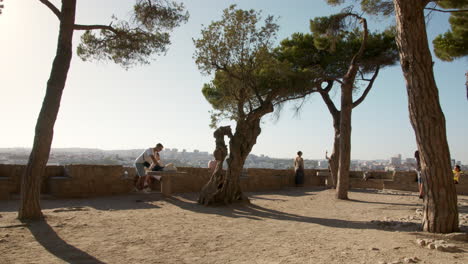 Gente-Disfrutando-De-Increíbles-Vistas-Durante-La-Puesta-De-Sol-Desde-El-Castillo-En-Lisboa