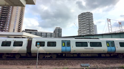 Tren-Thameslink-Que-Sale-De-La-Estación-De-East-Croydon-En-El-Sur-De-Londres,-Inglaterra