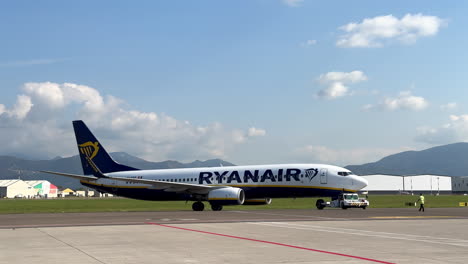 Ryanair-flugzeug-Im-Schönen-Europäischen-Flughafen