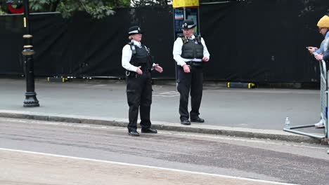 Female-Police-and-the-Army-ensuring-everyone-is-safe-in-Hyde-Park-on-the-day-of-the-Queens-Funeral