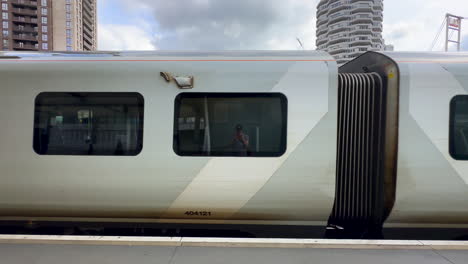 Thameslink-Zug,-Der-Am-Bahnsteig-Im-Londoner-Bahnhof-Ankommt