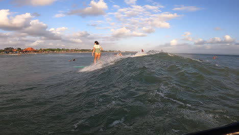 Surfer-Auf-Dem-Surfbrett,-Der-Andere-Surfer-An-Der-Canggu-Küste-Beobachtet