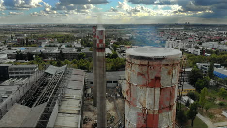 Chimeneas-Con-Humo,-Tuberías-De-Fábrica-Industrial