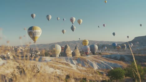 Amanecer-Sobre-Globos-Aerostáticos-De-Capadocia.-Tiro-Deslizante