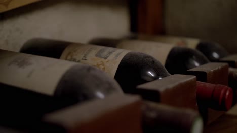 Colección-De-Vinos-Antiguos-Acumulando-Polvo-En-La-Bodega