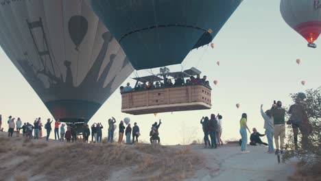 Globo-Aerostático-Vuela-Bajo-Sobre-Los-Espectadores-En-Capadocia