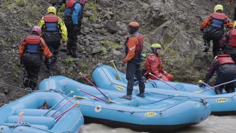 Rafting-Trainer-Erklärt,-Wie-Man-Einen-Extremen-Bergfluss-Hinunterpaddelt