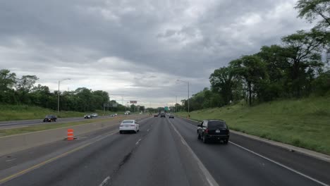 Pov:-Lkw-Fährt-In-Chicago-Unter-Verschiedenen-Brücken-Hindurch