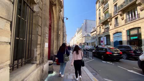 Passanten-Auf-Dem-Bürgersteig-Mit-Verkehr-In-Der-Rue-Vielle-Du-Temple-Im-3.-Arrondissement-Von-Paris,-Frankreich