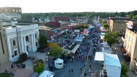 La-Gente-De-La-Comunidad-Local-Disfruta-De-La-Feria-De-La-Ciudad-En-Estados-Unidos